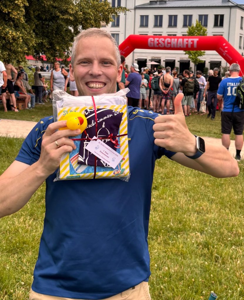 1. Platz beim Entenrennen für Gregor: Luftmatratze plus Inselschwimmen T-Shirt!